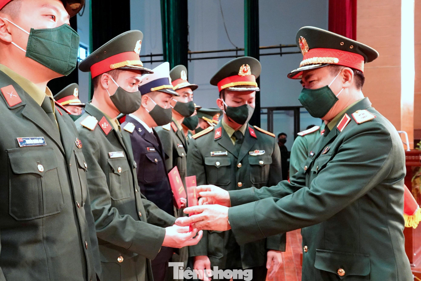 Trung tướng Trần Quang Trung, Chính ủy Trường Sĩ quan Chính trị trao chứng nhận cho học viên hoàn thành chương trình bồi dưỡng