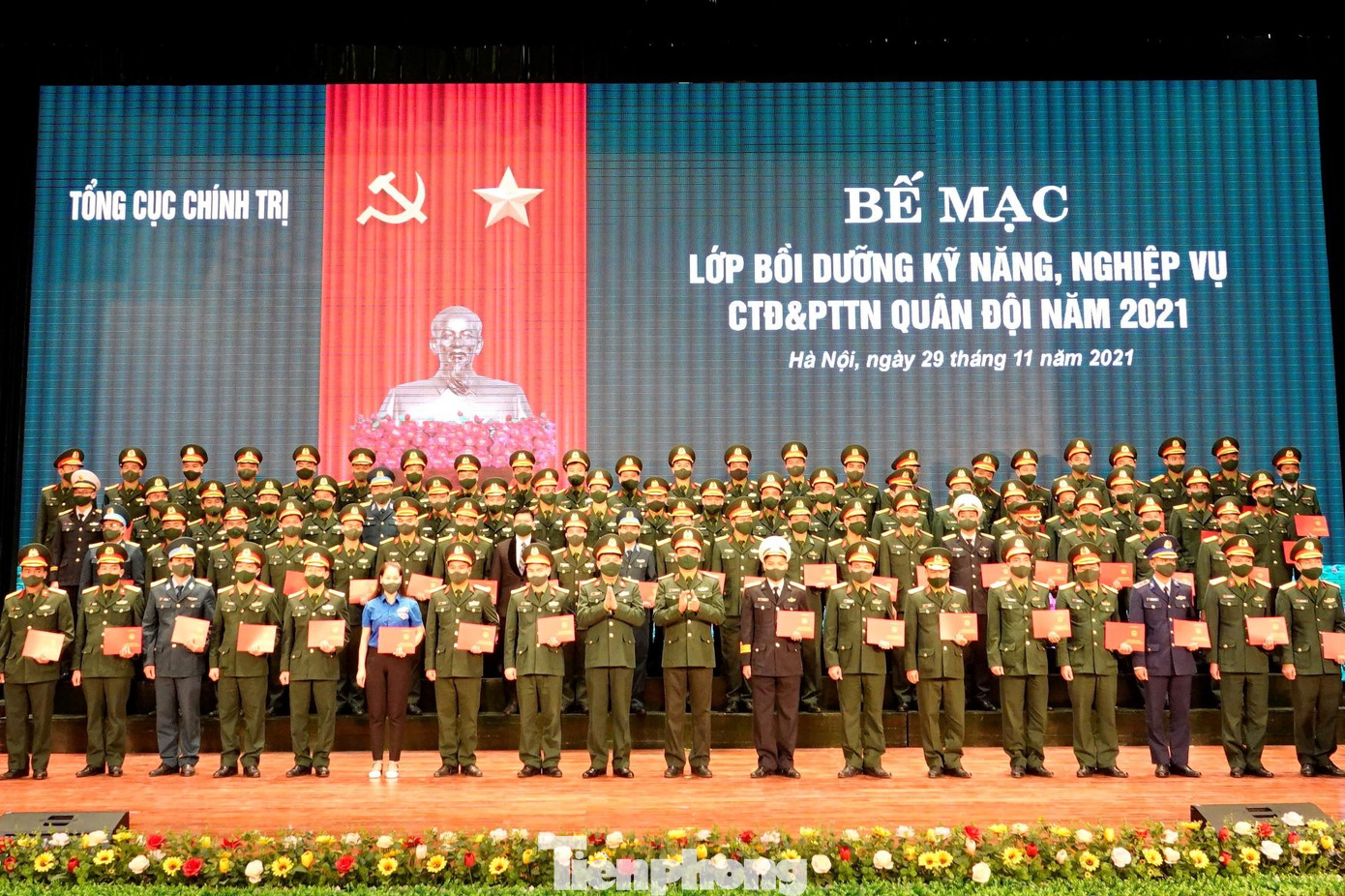 Lãnh đạo Trường Sĩ quan Chính trị và Ban Thanh niên Quân đội trao chứng nhận cho 89 học viên hoàn thành chương trình bồi dưỡng