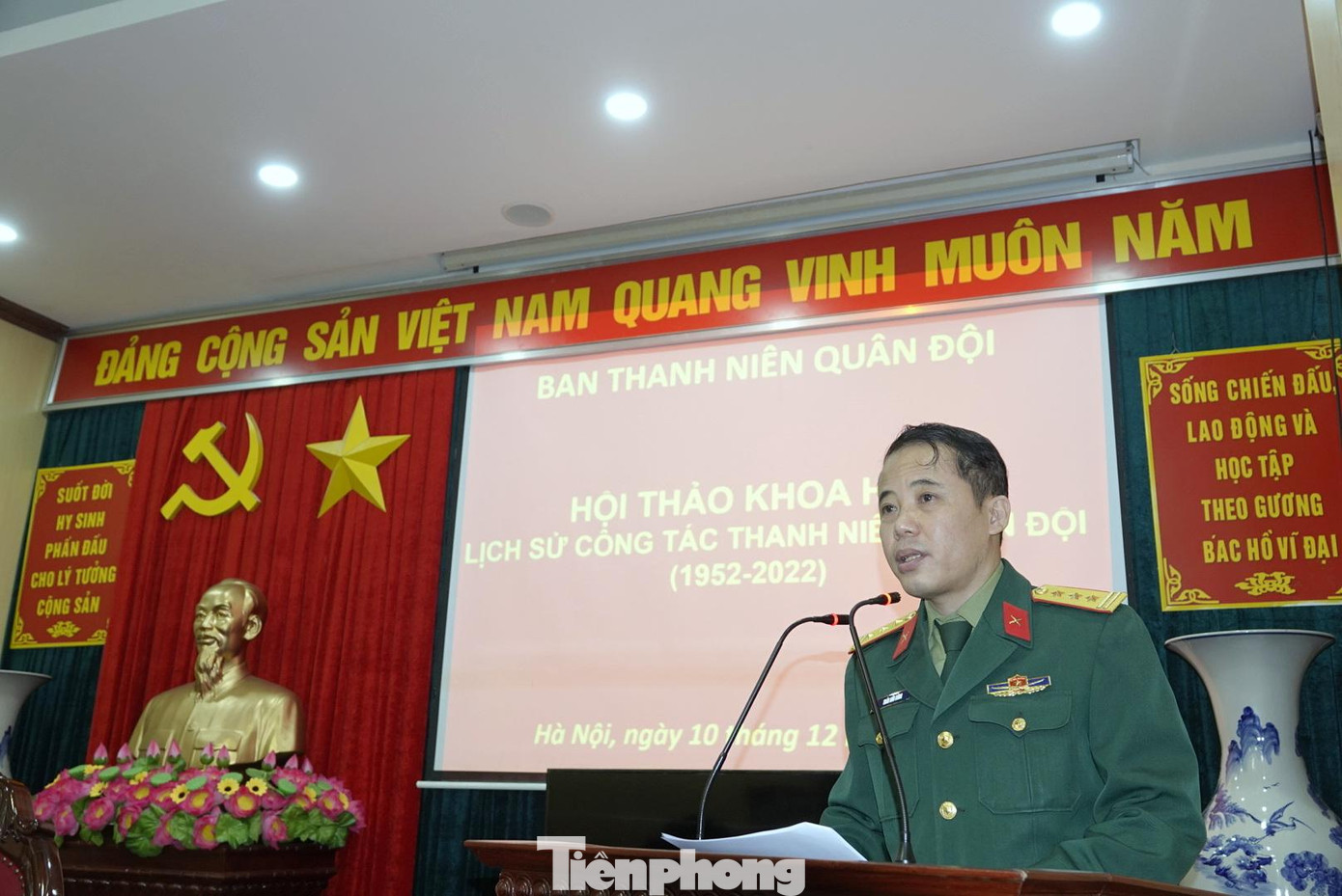 Thượng tá Trần Hữu Dũng, Phó trưởng Ban Thanh niên Quân đội báo cáo kết quả biên soạn công trình