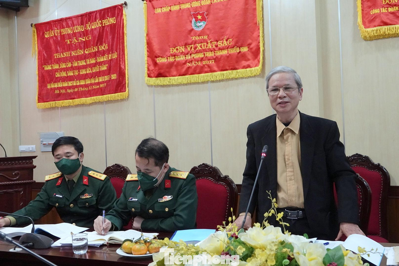 Đại tá Phan Văn Long, nguyên Trưởng ban Thanh niên Quân đội phát biểu ý kiến tại hội thảo