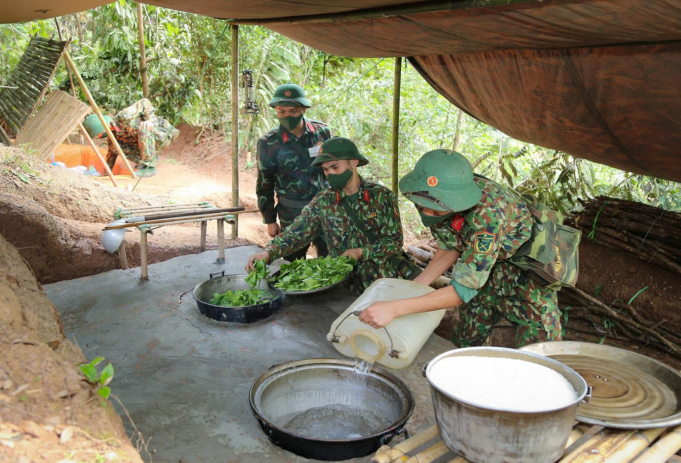 Bộ phận hậu cần sử dụng bếp Hoàng Cầm nấu ăn phục vụ bộ đội