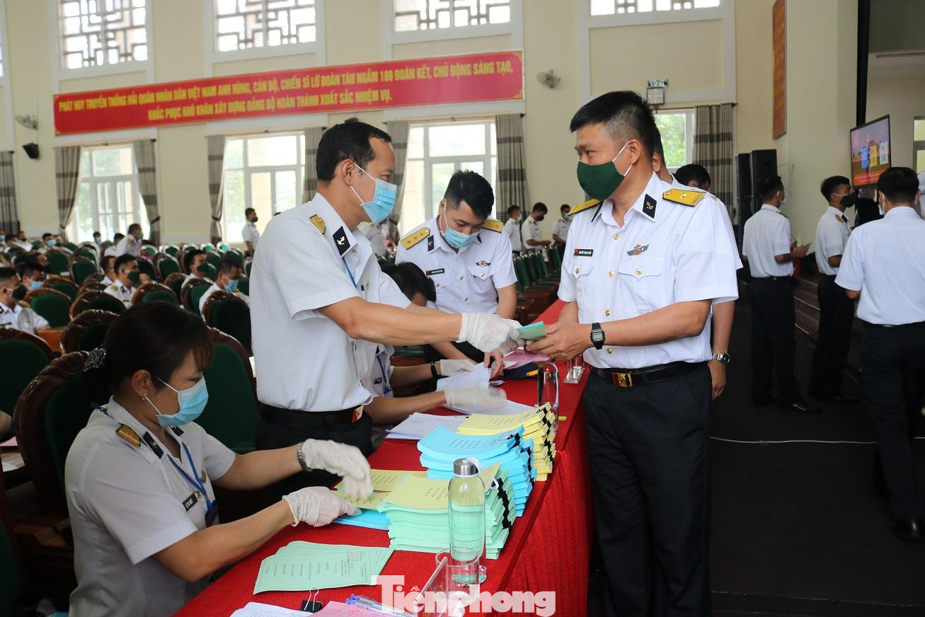 Phát phiếu bầu cử cho cử tri Lữ đoàn Tàu ngầm 189