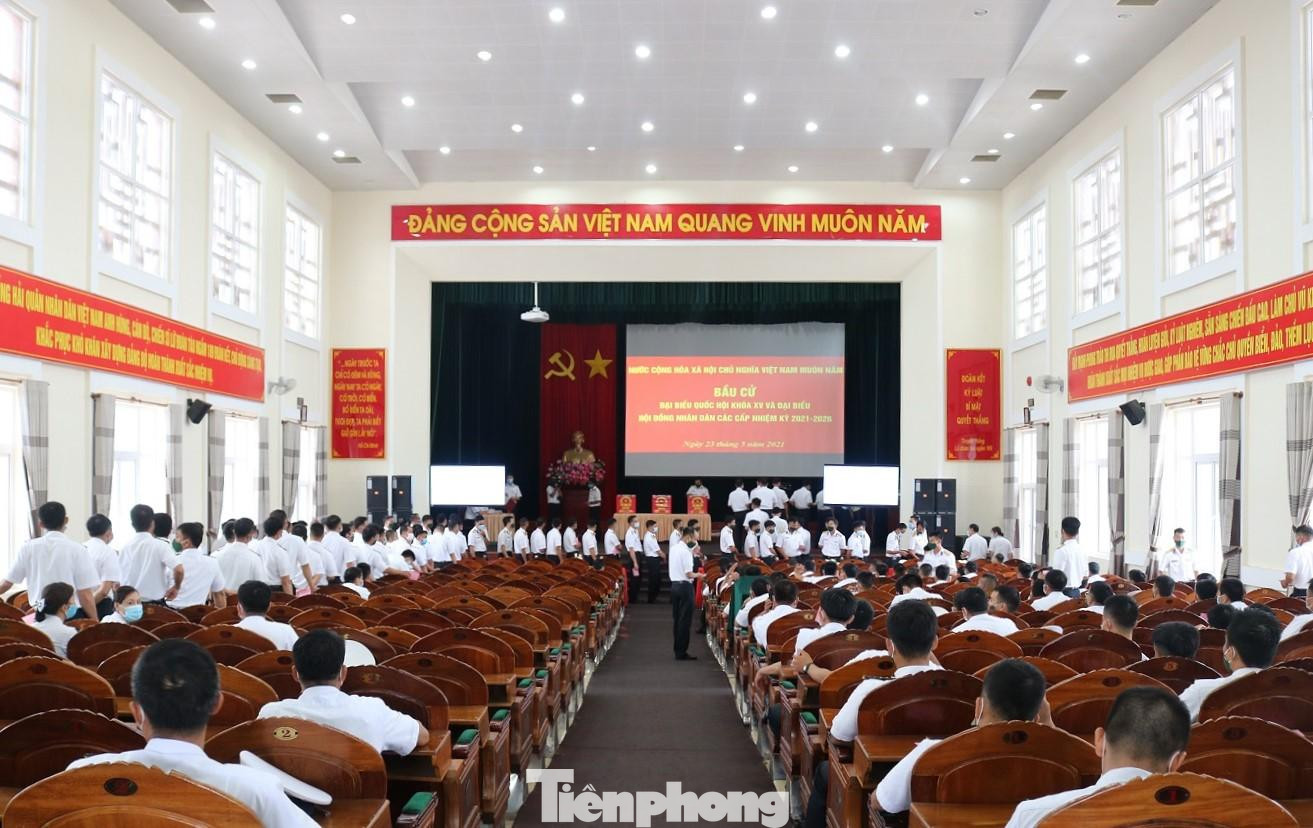 Hơn 1.000 cử tri là cán bộ, chiến sĩ của Lữ đoàn Tàu ngầm 189 và các đơn vị phối thuộc của Vùng 2, Vùng 3 Hải quân đã tham gia bỏ phiếu tại Tổ bầu cử số 23 (thành phố Cam Ranh, tỉnh Khánh Hòa)