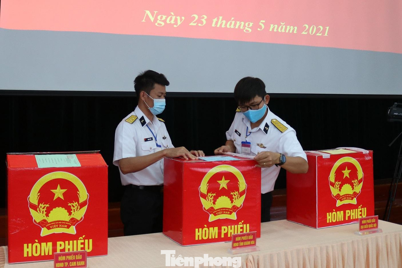Niêm phong hòm phiếu bầu cử ở Lữ đoàn Tàu ngầm 189