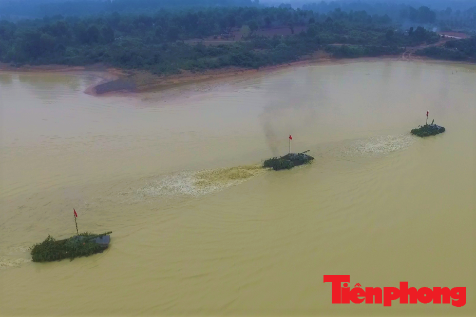 Lực lượng xe tăng vượt sông chiếm lĩnh trận địa Lực lượng xe tăng vượt sông chiếm lĩnh trận địa