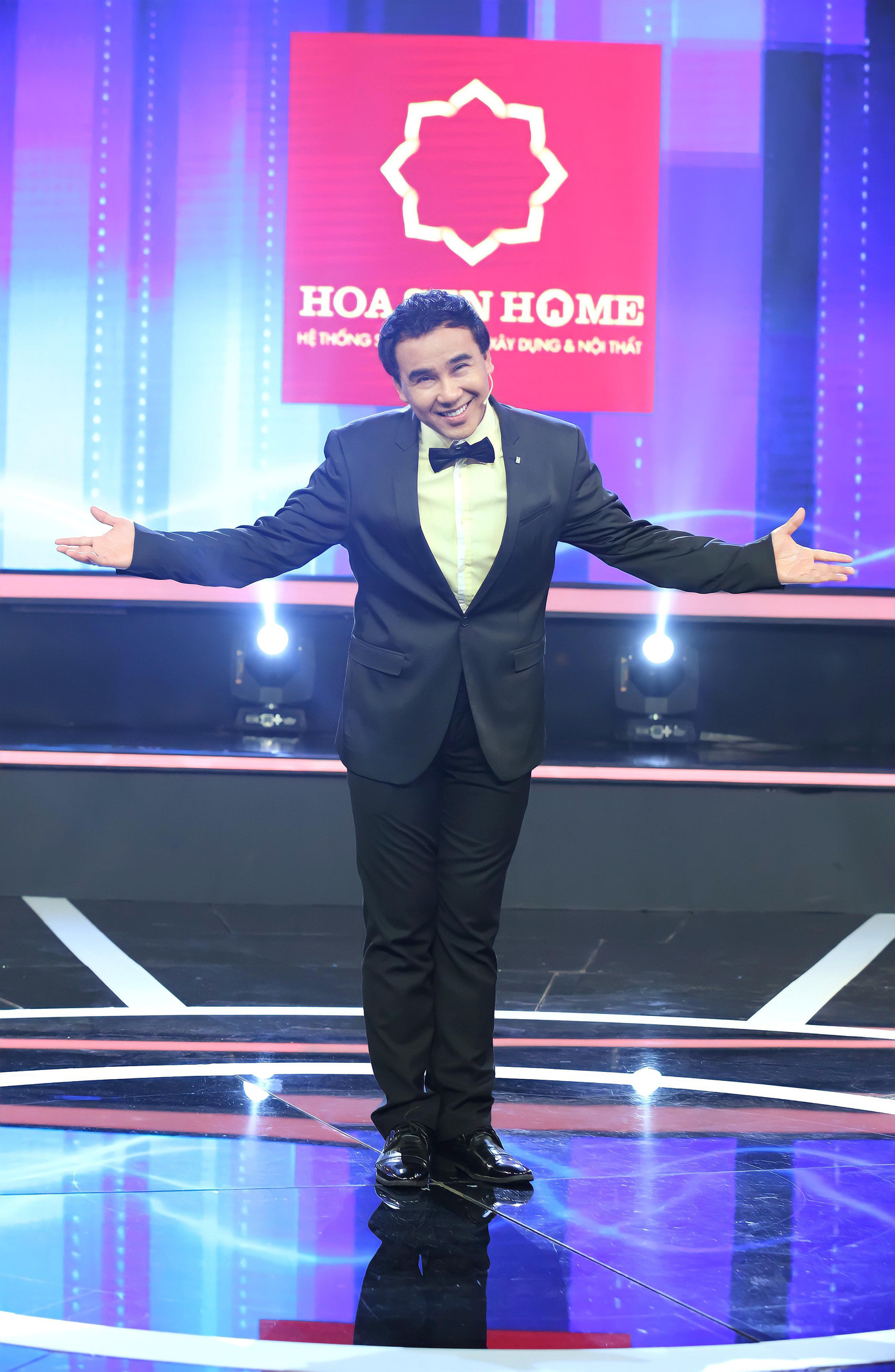 Ban Tổ chức cũng đã “chọn mặt gửi vàng” nghệ sĩ Quyền Linh là người giữ vai trò dẫn dắt chương trình Hát cho ngày mai Ban Tổ chức cũng đã “chọn mặt gửi vàng” nghệ sĩ Quyền Linh là người giữ vai trò dẫn dắt chương trình Hát cho ngày mai