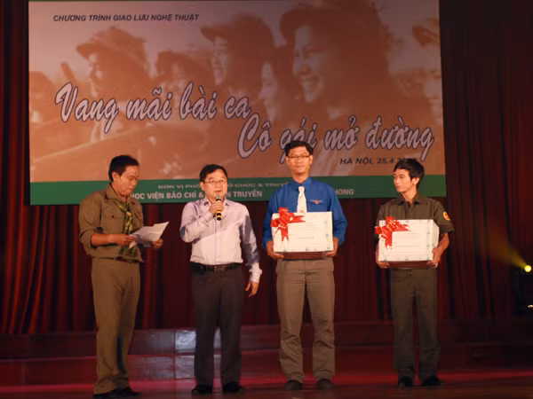 chương trình đã trao quà cho các cựu TNXP 6 tỉnh, thành phố. Hội Cựu TNXP VN tặng trướng có ghi lời của Đại tướng Võ Nguyên Giáp về TNXP cho 2 huyện đảo Lý Sơn (Quảng Ngãi) và đảo Bạch Long Vĩ. Báo Tiền Phong, Cty Cổ phần Tiền Phong tặng mỗi huyện đảo 1.000 cuốn sách và tạp chí