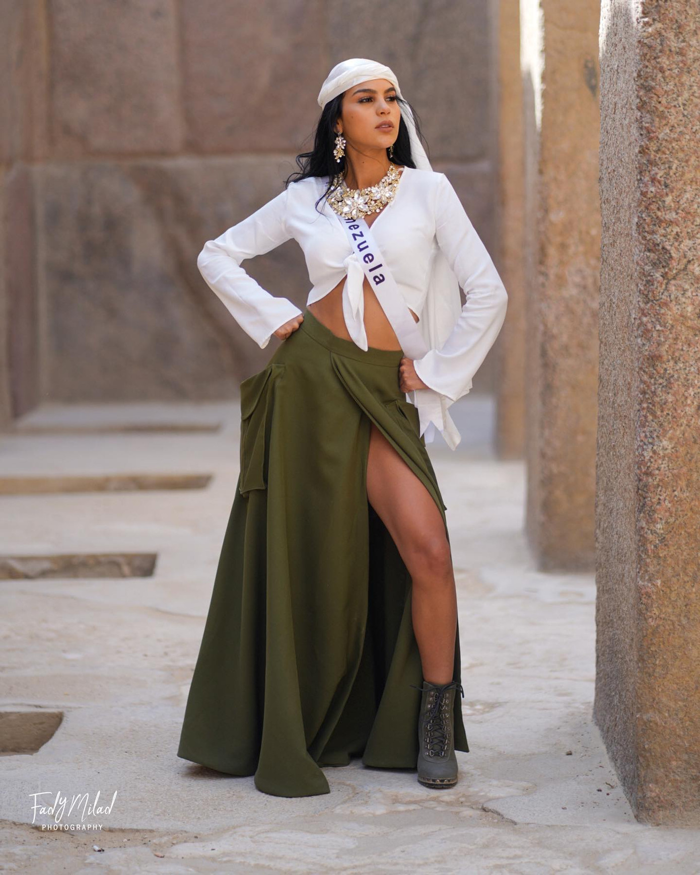 Nhiều thí sinh lựa chọn trang phục gợi cảm khi tới tham quan kim tự tháp, làm dấy lên những tranh cãi. Người đẹp Venezuela khoe eo thon và chân dài quyến rũ với trang phục phóng khoáng. Johanna Aponte là thí sinh đáng chú ý ở khu vực Mỹ Latinh. Tuy không có chiều cao nổi bật, người đẹp sở hữu gương mặt sắc sảo và vóc dáng đầy đặn, nóng bỏng. Trong những hoạt động tại cuộc thi Miss Eco International 2023, Johanna Aponte được đánh giá là nổi bật, vào top ở nhiều phần thi phụ.