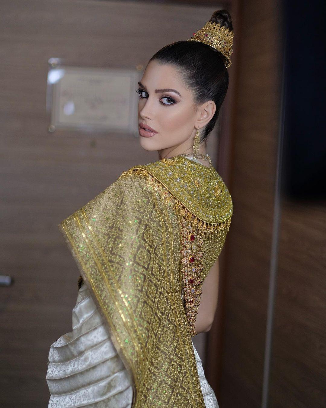 Isabella Menin tiết lộ cô sinh ra trong một gia đình có truyền thống về sắc đẹp. Mẹ và dì của cô đều từng thi sắc đẹp còn bà cô được bầu là người phụ nữ đẹp nhất thành phố Marília. "Tôi đã chuẩn bị trở thành một hoa hậu ngay từ khoảnh khắc được sinh ra”, người đẹp chia sẻ.