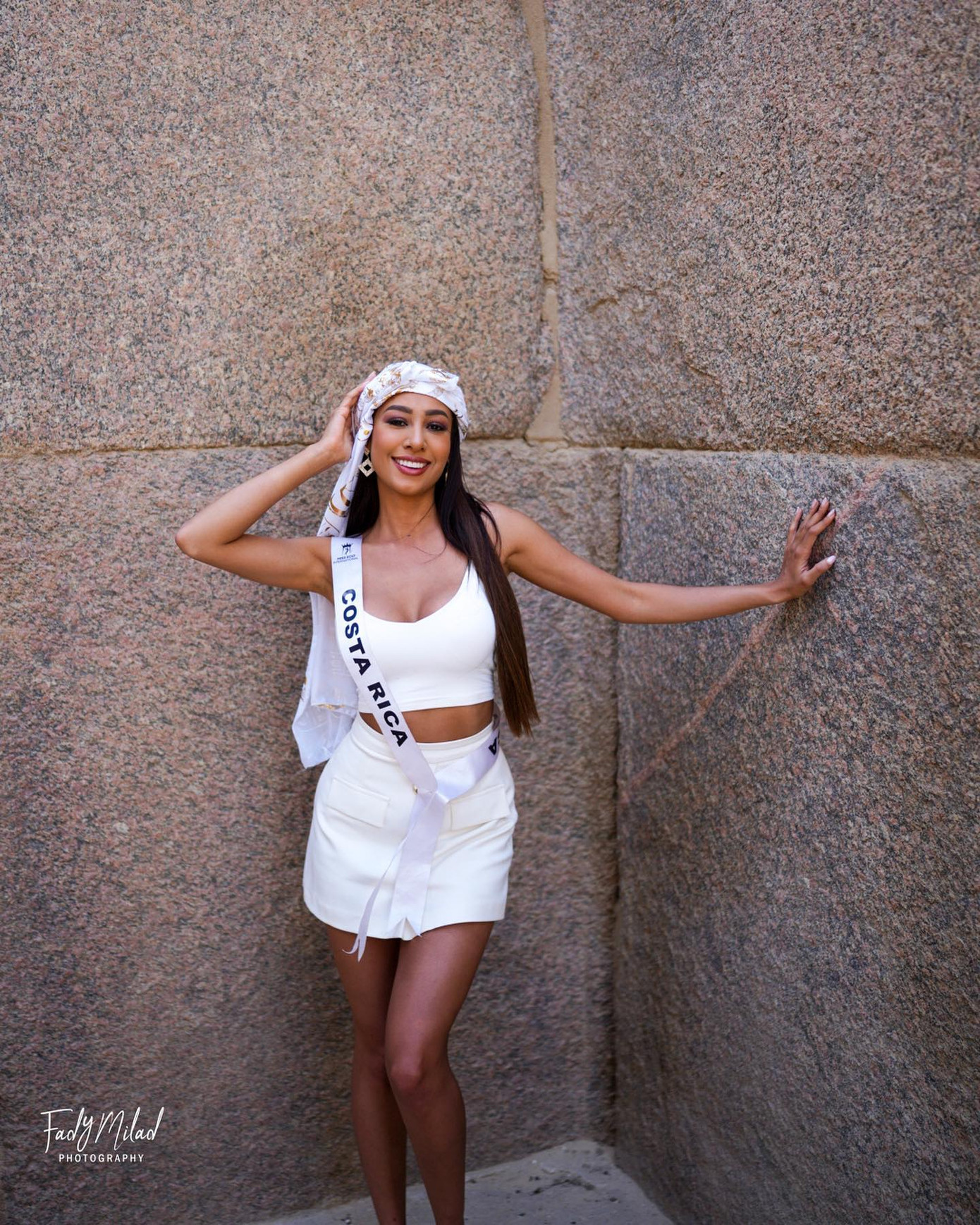 Tháng 12/2018, một cặp khách nước ngoài chụp ảnh khỏa thân trên đỉnh đại kim tự tháp Cheops cũng gây xôn xao trên mạng xã hội. Chính quyền địa phương sau đó phải vào cuộc để xử lý.