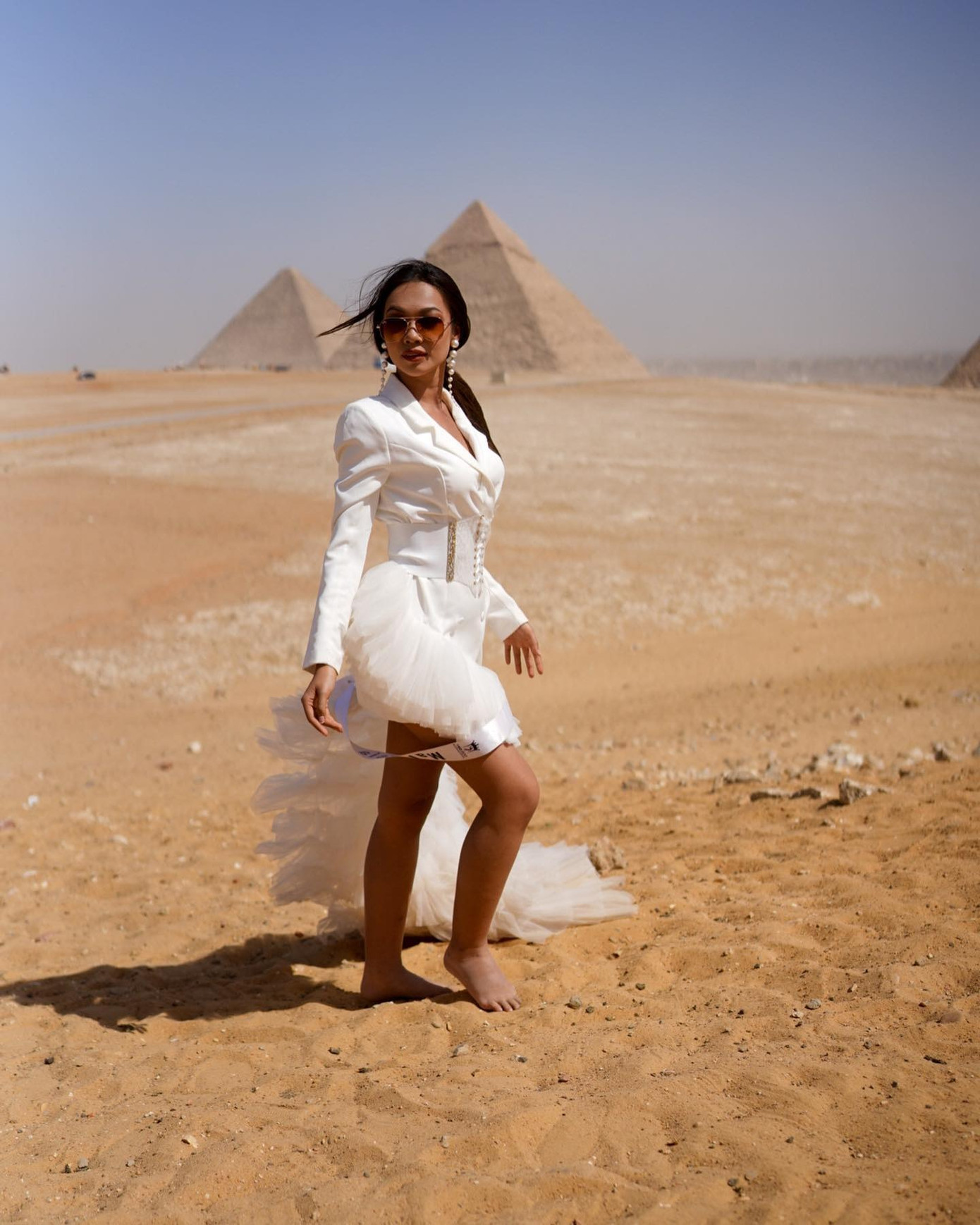 Năm 2022, người mẫu có tên Salma al-Shimi và nhiếp ảnh gia bị bắt sau buổi chụp hình tại kim tự tháp Djoser 4.700 năm tuổi ở Saqqara, nghĩa trang của người Ai Cập cổ đại, cách Cairo khoảng 30 km. Chính quyền cho rằng bộ ảnh không phù hợp thuần phong mỹ tục.