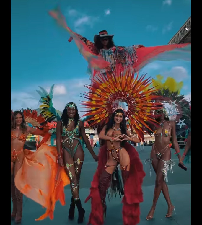 Á hậu Thế giới gây tranh cãi với trang phục hở hang ở lễ hội carnival.