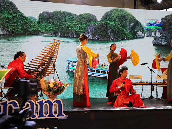 Các nghệ sĩ Việt Nam biểu diễn tại Hội chợ.