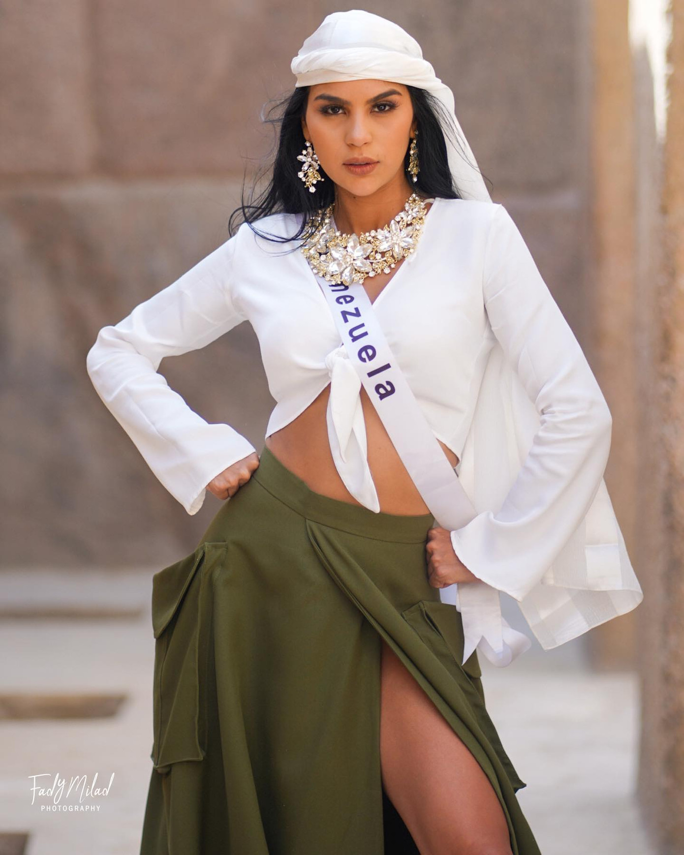 Nhiều thí sinh lựa chọn trang phục gợi cảm khi tới tham quan kim tự tháp, làm dấy lên những tranh cãi. Người đẹp Venezuela khoe eo thon và chân dài quyến rũ với trang phục phóng khoáng. Johanna Aponte là thí sinh đáng chú ý ở khu vực Mỹ Latinh. Tuy không có chiều cao nổi bật, người đẹp sở hữu gương mặt sắc sảo và vóc dáng đầy đặn, nóng bỏng. Trong những hoạt động tại cuộc thi Miss Eco International 2023, Johanna Aponte được đánh giá là nổi bật, vào top ở nhiều phần thi phụ.