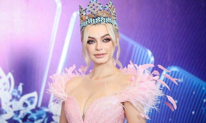 Đương kim Hoa hậu Thế giới Karolina Bielawska.