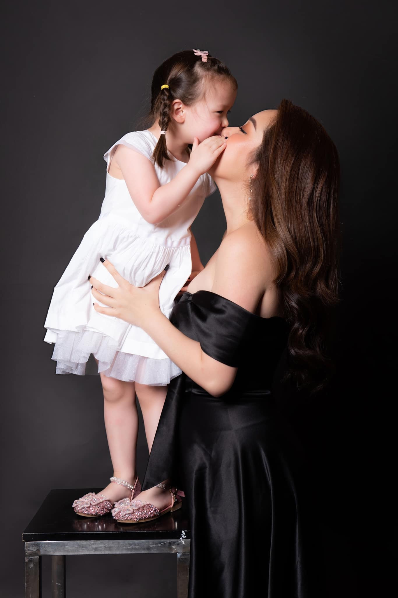 Ngô Phương Lan thường giấu mặt con mỗi khi chia sẻ ảnh trên mạng xã hội.