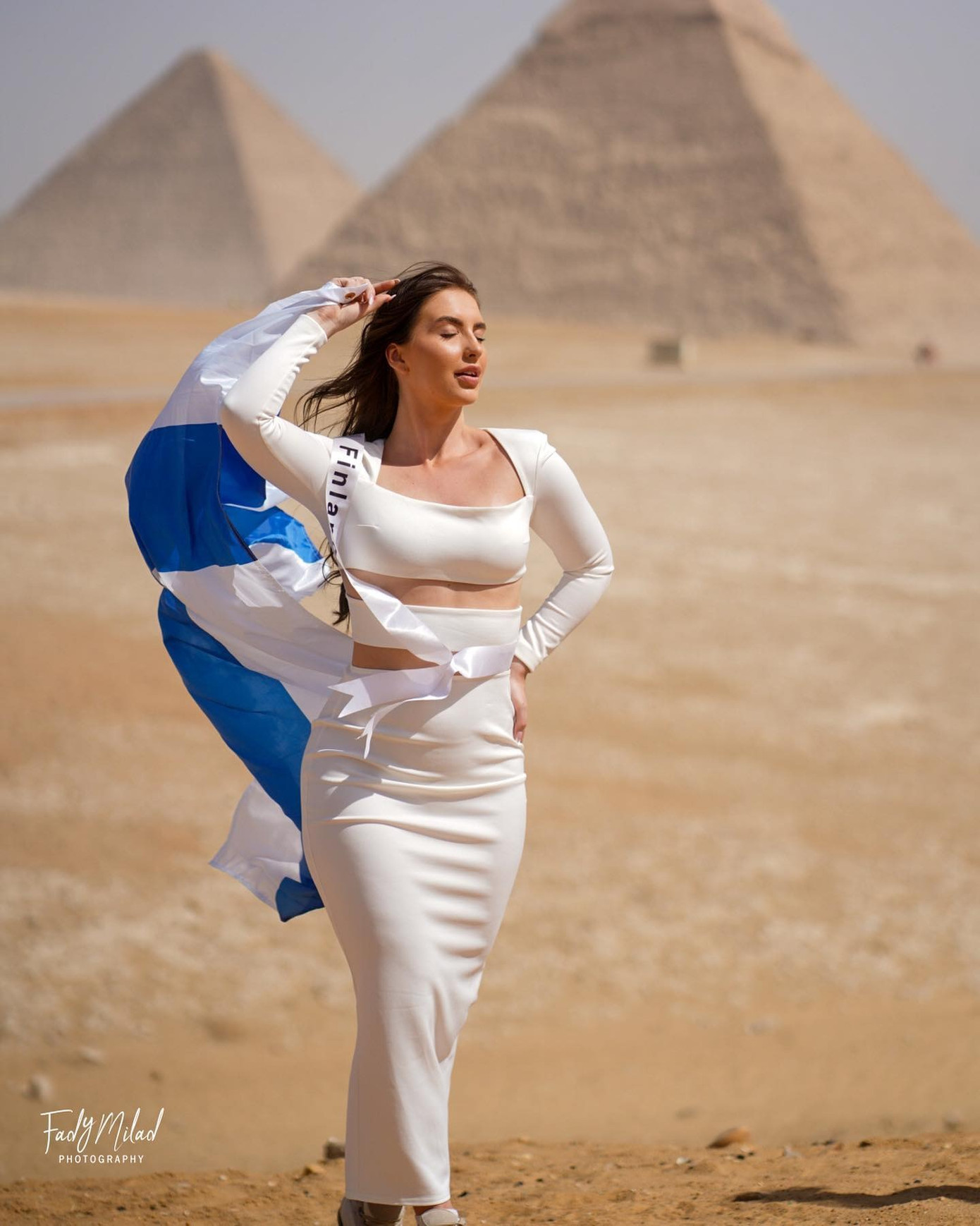 Nhiều người đẹp khác lựa chọn váy áo cut-out khoe vóc dáng gợi cảm khi chụp ảnh ở kim tự tháp. Tại các kim tự tháp cổ đại thường có những quy định nghiêm ngặt, cấm chụp ảnh khiếm nhã và thiếu tôn kính.