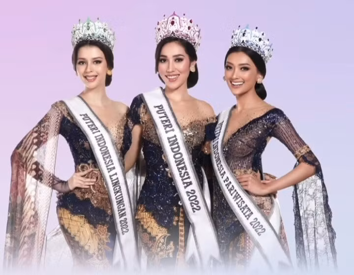 Puteri Indonesia chuyển hướng mạnh mẽ sau khi mất giấy phép nhượng quyền Hoa hậu Hoàn vũ. Puteri Indonesia chuyển hướng mạnh mẽ sau khi mất giấy phép nhượng quyền Hoa hậu Hoàn vũ.