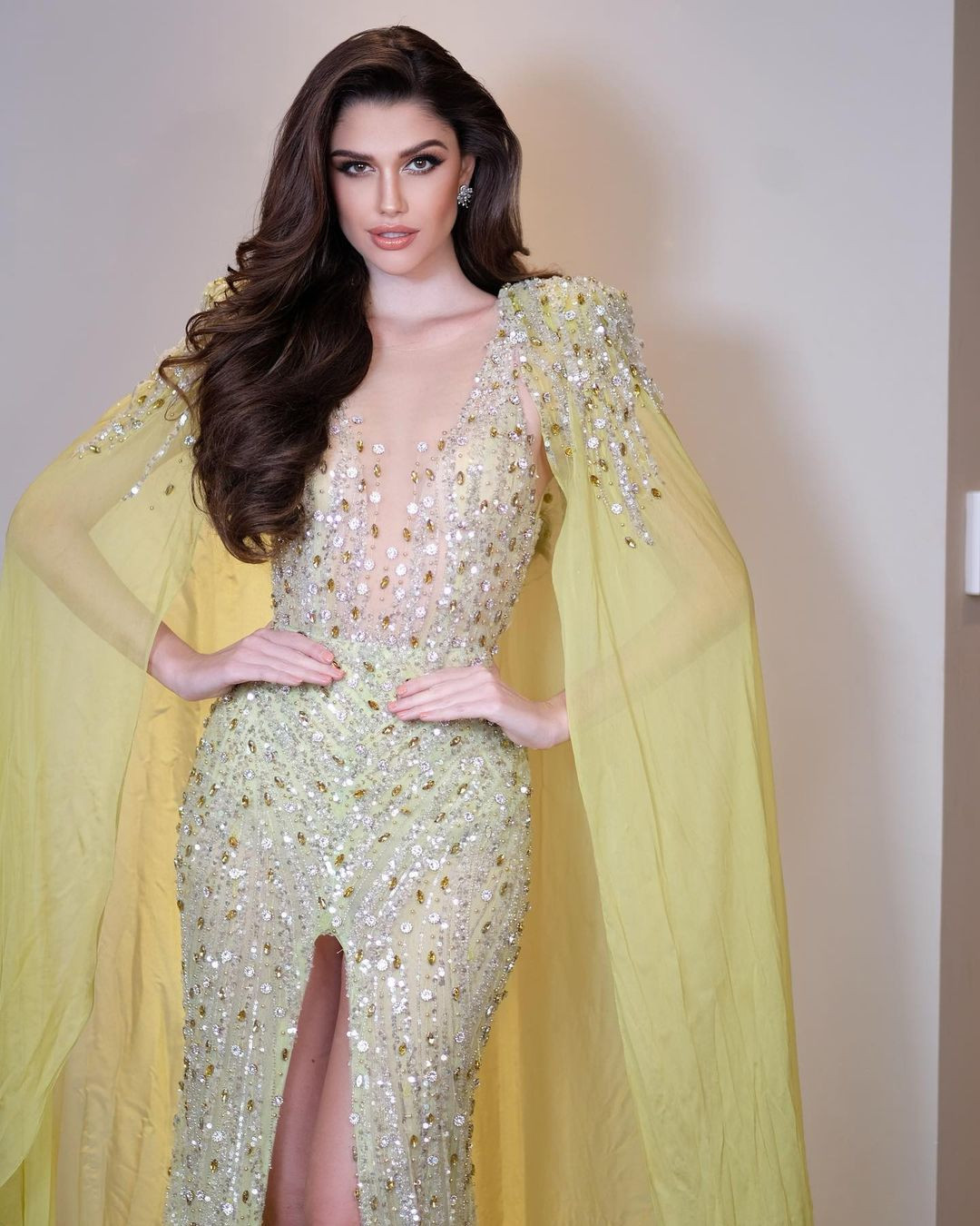 Isabella Menin năm nay 27 tuổi, là con lai mang hai dòng máu Brazil - Italia. Cô đại diện Brazil tham dự cuộc thi Hoa hậu Hòa bình Quốc tế 2022 tại Indonesia và đăng quang thuyết phục. Trong suốt quá trình tham dự cuộc thi, Isabella Menin thể hiện phong độ ổn định qua từng vòng thi, được truyền thông chú ý. Chiến thắng của cô tại Hoa hậu Hòa bình Quốc tế 2022 được cho là được lòng khán giả. Cô cũng là người đẹp Brazil đầu tiên giành được vương miện Miss Grand International.