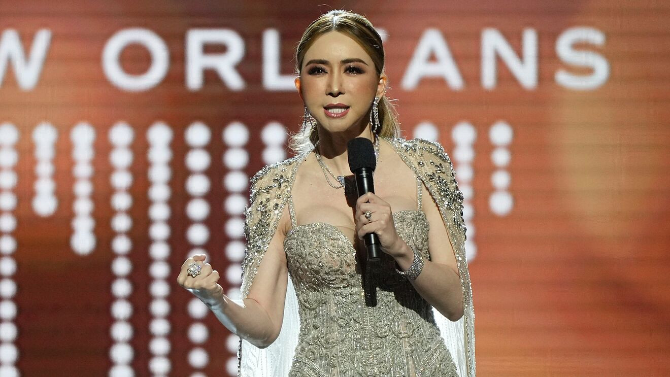 Bà Anne liên tục gây sóng gió với sự độc đoán của mình. Bà Anne liên tục gây sóng gió với sự độc đoán của mình.