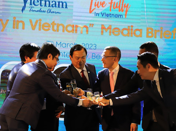 Nghi thức khai trương Gian Việt Nam tại Hội chợ.