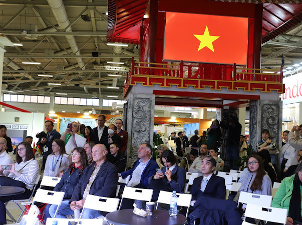 Nhiều khách quan tâm đến chương trình của Việt Nam