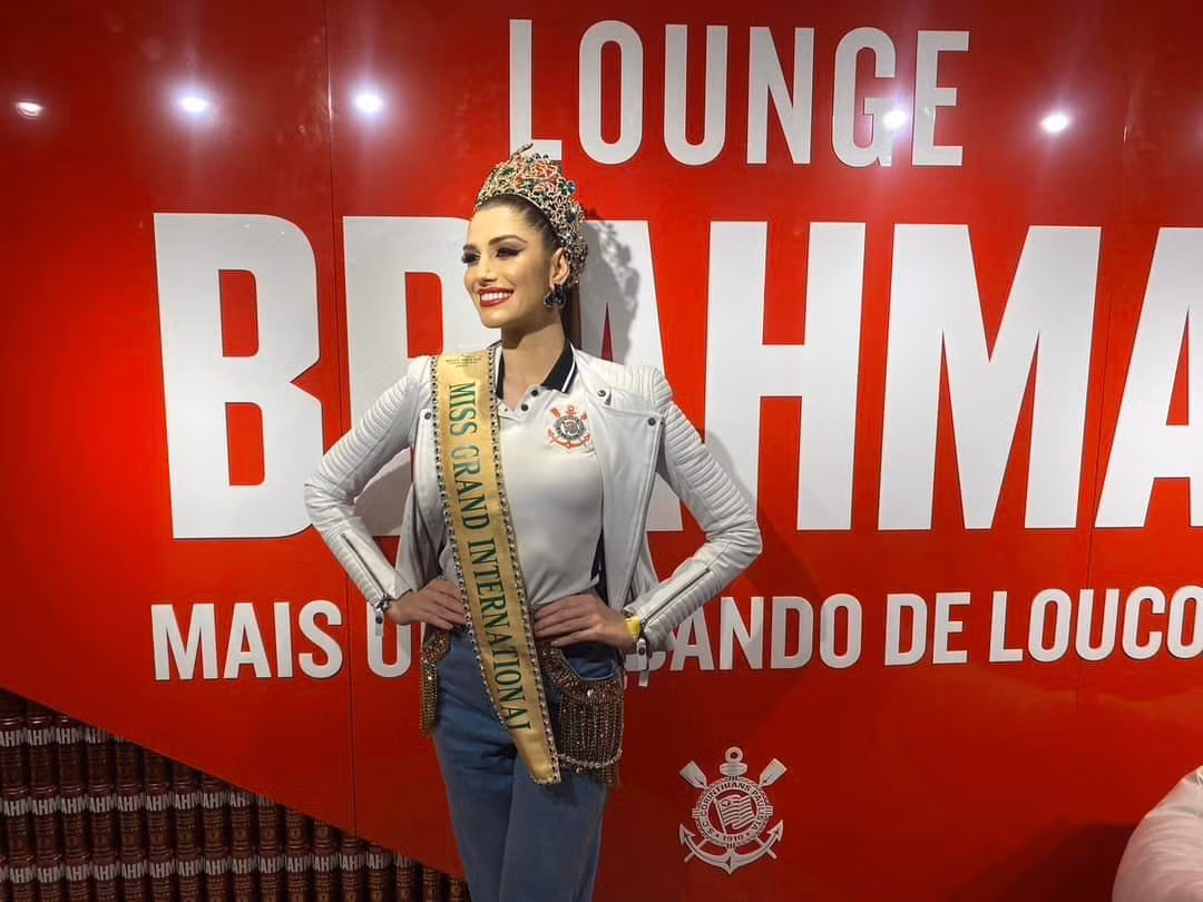 Isabella Menin cùng ông Nawat trở về quê nhà Brazil sau 4 tháng đăng quang.