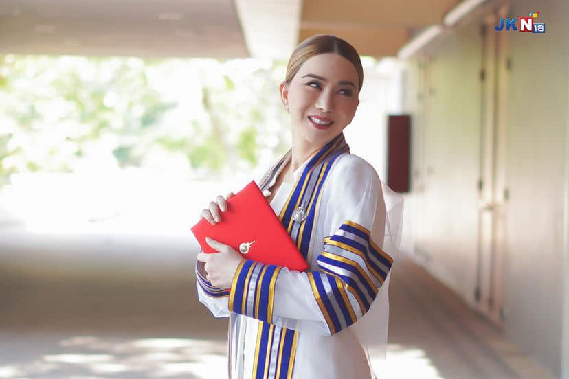 Nữ tỷ phú chuyển giới nhận bằng Tiến sĩ danh dự về quản lý quốc tế tại Đại học Công nghệ Rajamangala Thanyaburi. Nữ tỷ phú chuyển giới nhận bằng Tiến sĩ danh dự về quản lý quốc tế tại Đại học Công nghệ Rajamangala Thanyaburi.