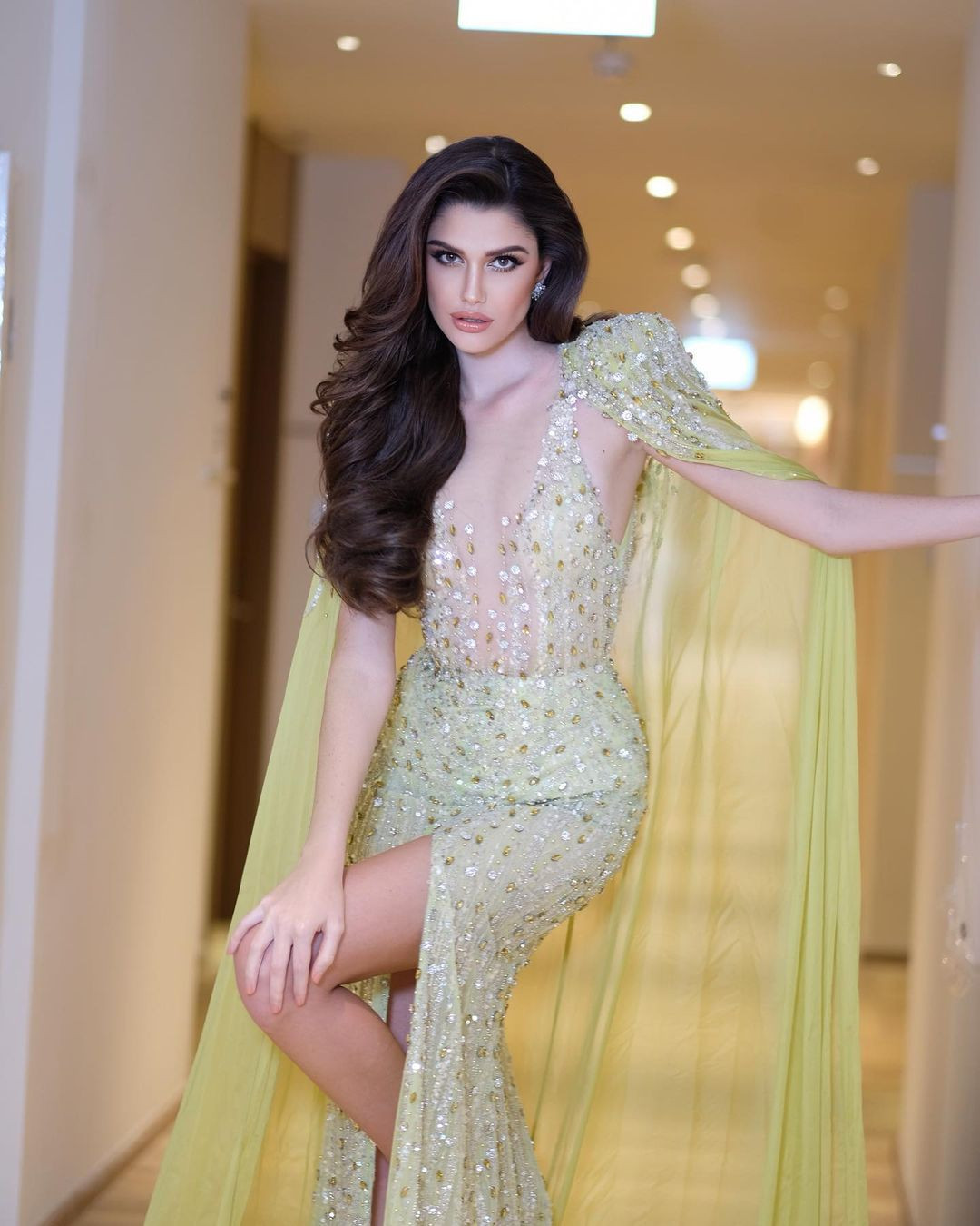 Isabella Menin năm nay 27 tuổi, là con lai mang hai dòng máu Brazil - Italia. Cô đại diện Brazil tham dự cuộc thi Hoa hậu Hòa bình Quốc tế 2022 tại Indonesia và đăng quang thuyết phục. Trong suốt quá trình tham dự cuộc thi, Isabella Menin thể hiện phong độ ổn định qua từng vòng thi, được truyền thông chú ý. Chiến thắng của cô tại Hoa hậu Hòa bình Quốc tế 2022 được cho là được lòng khán giả. Cô cũng là người đẹp Brazil đầu tiên giành được vương miện Miss Grand International.