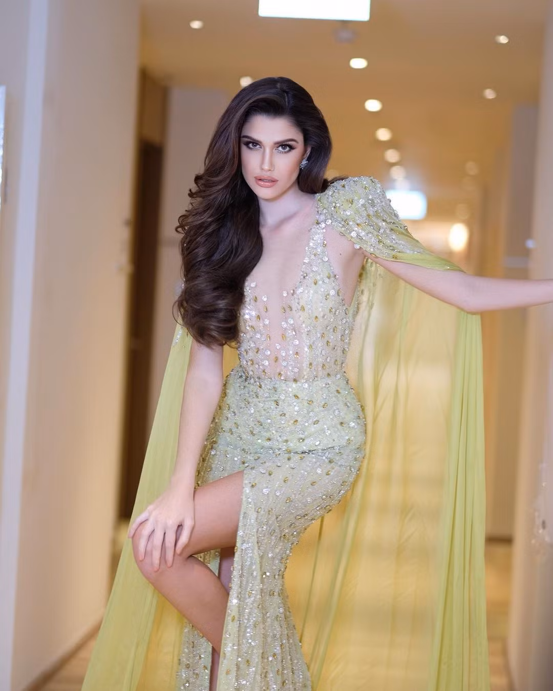 Isabella Menin năm nay 27 tuổi, là con lai mang hai dòng máu Brazil - Italia. Cô đại diện Brazil tham dự cuộc thi Hoa hậu Hòa bình Quốc tế 2022 tại Indonesia và đăng quang thuyết phục. Trong suốt quá trình tham dự cuộc thi, Isabella Menin thể hiện phong độ ổn định qua từng vòng thi, được truyền thông chú ý. Chiến thắng của cô tại Hoa hậu Hòa bình Quốc tế 2022 được cho là được lòng khán giả. Cô cũng là người đẹp Brazil đầu tiên giành được vương miện Miss Grand International.
