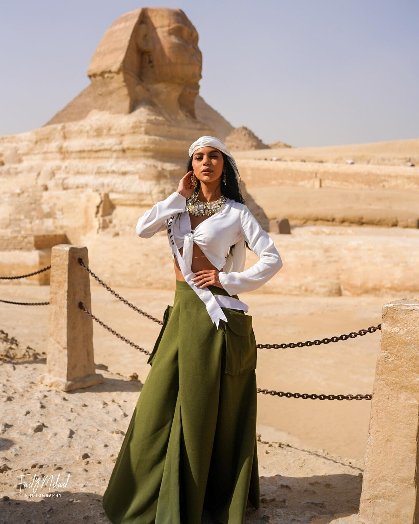 Nhiều thí sinh lựa chọn trang phục gợi cảm khi tới tham quan kim tự tháp, làm dấy lên những tranh cãi. Người đẹp Venezuela khoe eo thon và chân dài quyến rũ với trang phục phóng khoáng. Johanna Aponte là thí sinh đáng chú ý ở khu vực Mỹ Latinh. Tuy không có chiều cao nổi bật, người đẹp sở hữu gương mặt sắc sảo và vóc dáng đầy đặn, nóng bỏng. Trong những hoạt động tại cuộc thi Miss Eco International 2023, Johanna Aponte được đánh giá là nổi bật, vào top ở nhiều phần thi phụ.