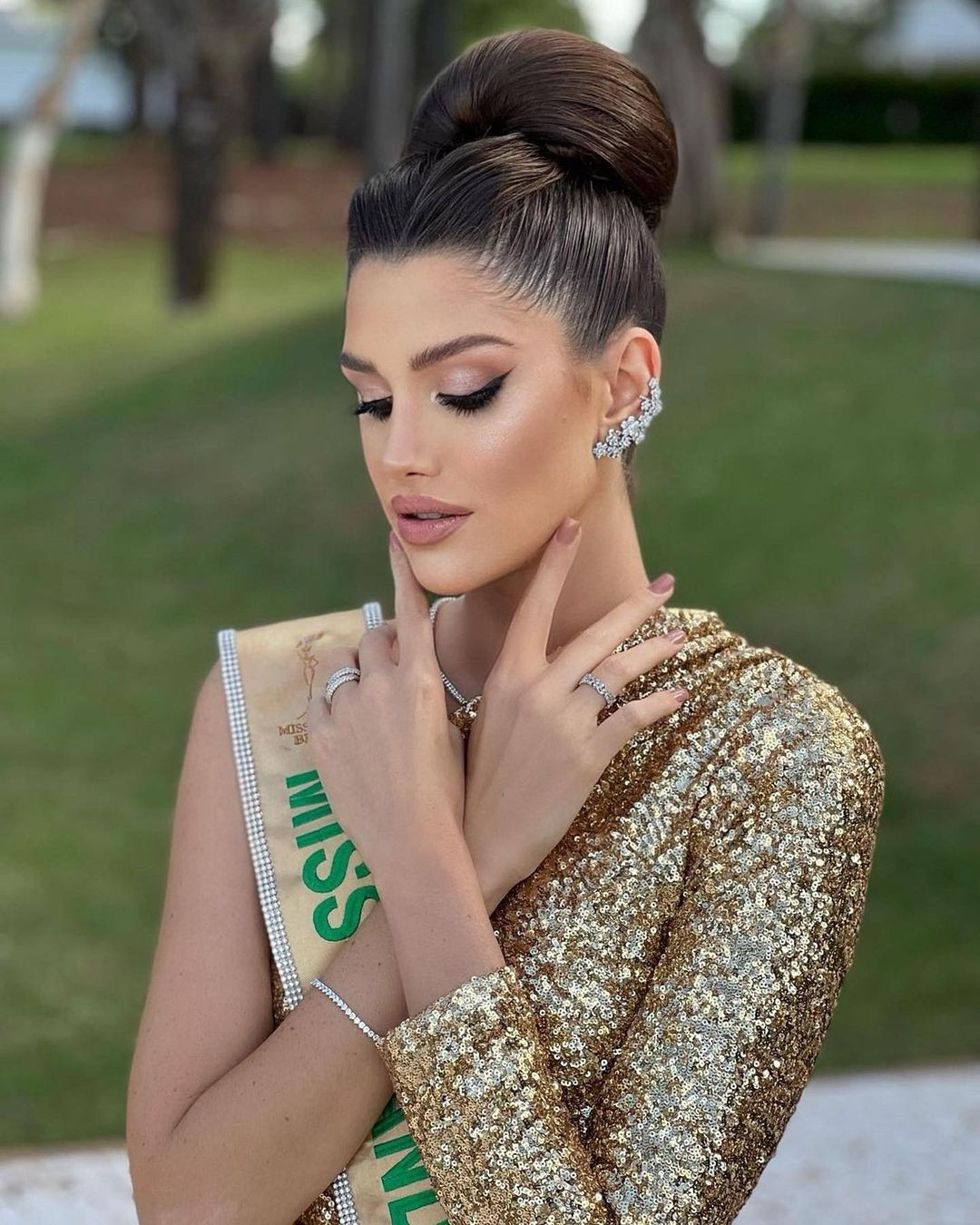 Theo chia sẻ của bà Adriana - mẹ Isabella Menin, người dân đất nước Brazil tự hào về cô. Đây cũng là chiếc vương miện hiếm hoi mà Brazil đạt được tại một cuộc thi Hoa hậu quốc tế trong vòng 51 năm qua.