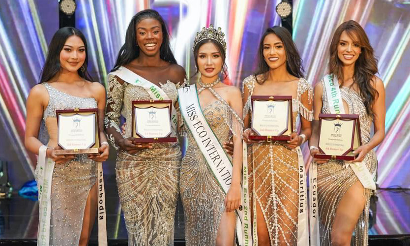 Yuvna Rinishta (thứ 2 từ phải sang) giành ngôi Á hậu 2 tại cuộc thi Hoa hậu Môi trường Thế giới - Miss Eco International 2023.