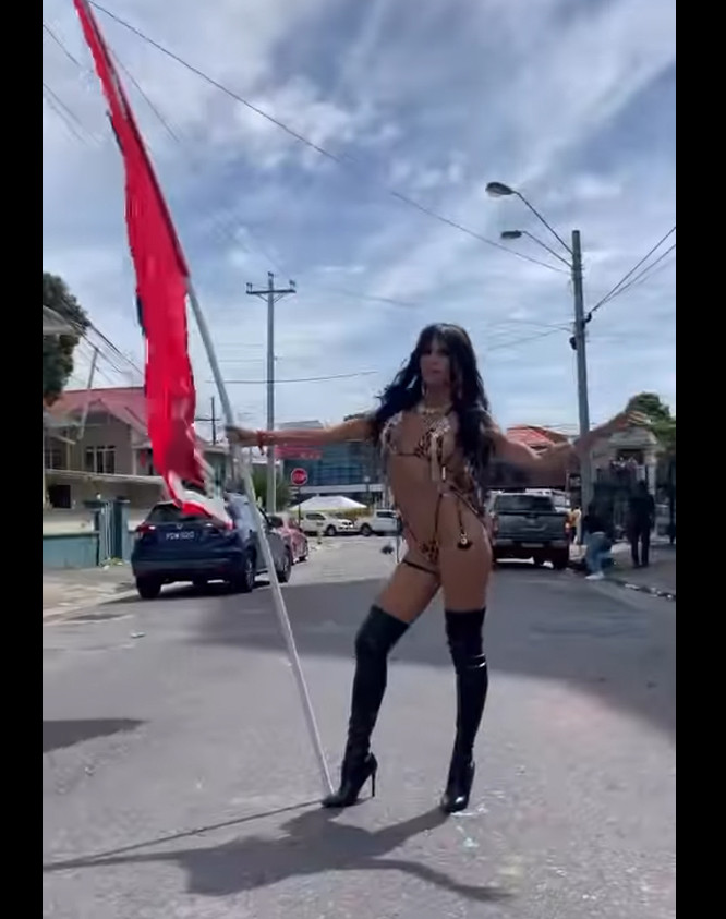 Á hậu Thế giới gây tranh cãi với trang phục hở hang ở lễ hội carnival.