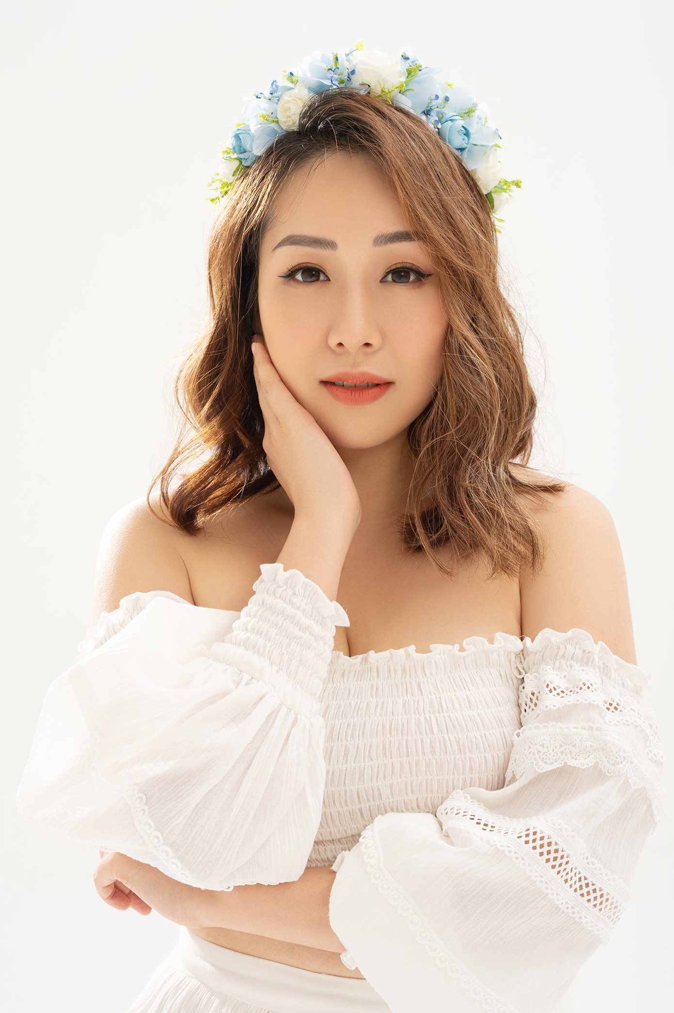 Dù rời xa showbiz, Ngô Phương Lan cho biết vẫn nhiều người nhận ra cô là hoa hậu khi làm việc. Điều đó giúp cô gặp nhiều thuận lợi.