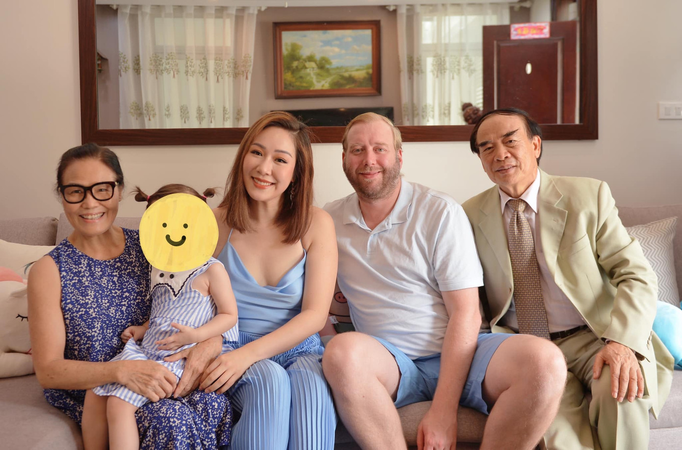 Ngô Phương Lan thường giấu mặt con mỗi khi chia sẻ ảnh trên mạng xã hội.