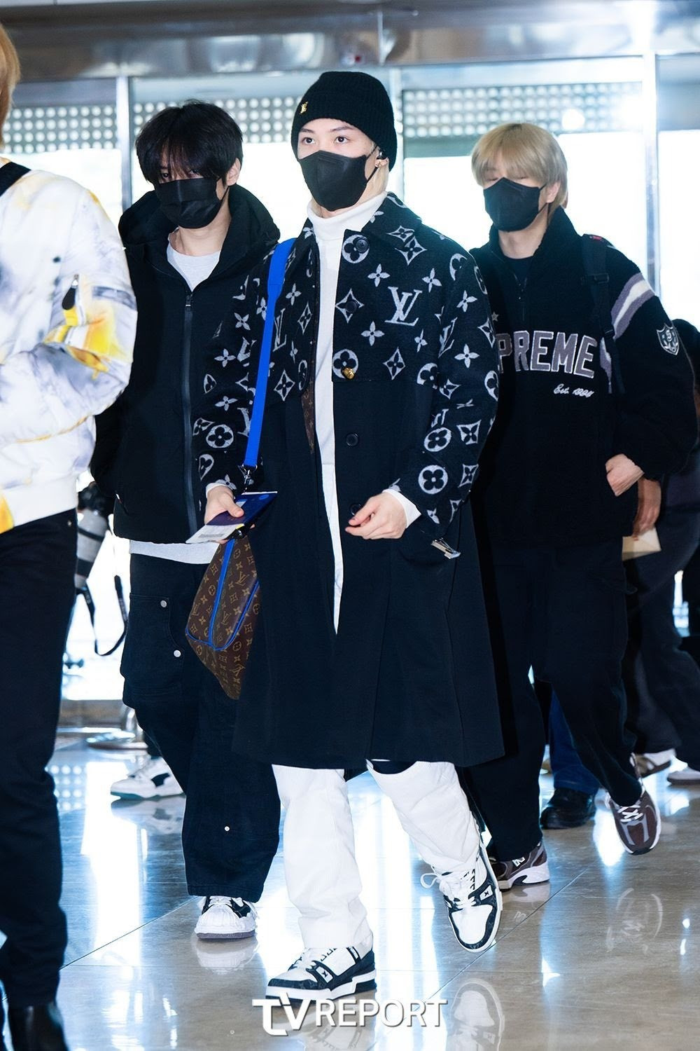 Felix (Stray Kids) bị chê bai vì bộ trang phục sân bay lạm dụng quá nhiều chi tiết nổi bật. Mặc dù khoác lên mình trang phục đắt đỏ đến từ thương hiệu xa xỉ Louis Vuitton. Tuy nhiên quá nhiều logo trên cả áo khoác, mũ len, túi xách và giày khiến cho anh trở nên kệch cỡm và kém sang. Felix (Stray Kids) bị chê bai vì bộ trang phục sân bay lạm dụng quá nhiều chi tiết nổi bật. Mặc dù khoác lên mình trang phục đắt đỏ đến từ thương hiệu xa xỉ Louis Vuitton. Tuy nhiên quá nhiều logo trên cả áo khoác, mũ len, túi xách và giày khiến cho anh trở nên kệch cỡm và kém sang.