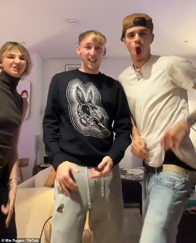 Mia đăng video TikTok mời bạn về chơi nhà. Dòng chú thích "Roomies và tôi" thay cho lời xác nhận sống chung. Mia đăng video TikTok mời bạn về chơi nhà. Dòng chú thích "Roomies và tôi" thay cho lời xác nhận sống chung.