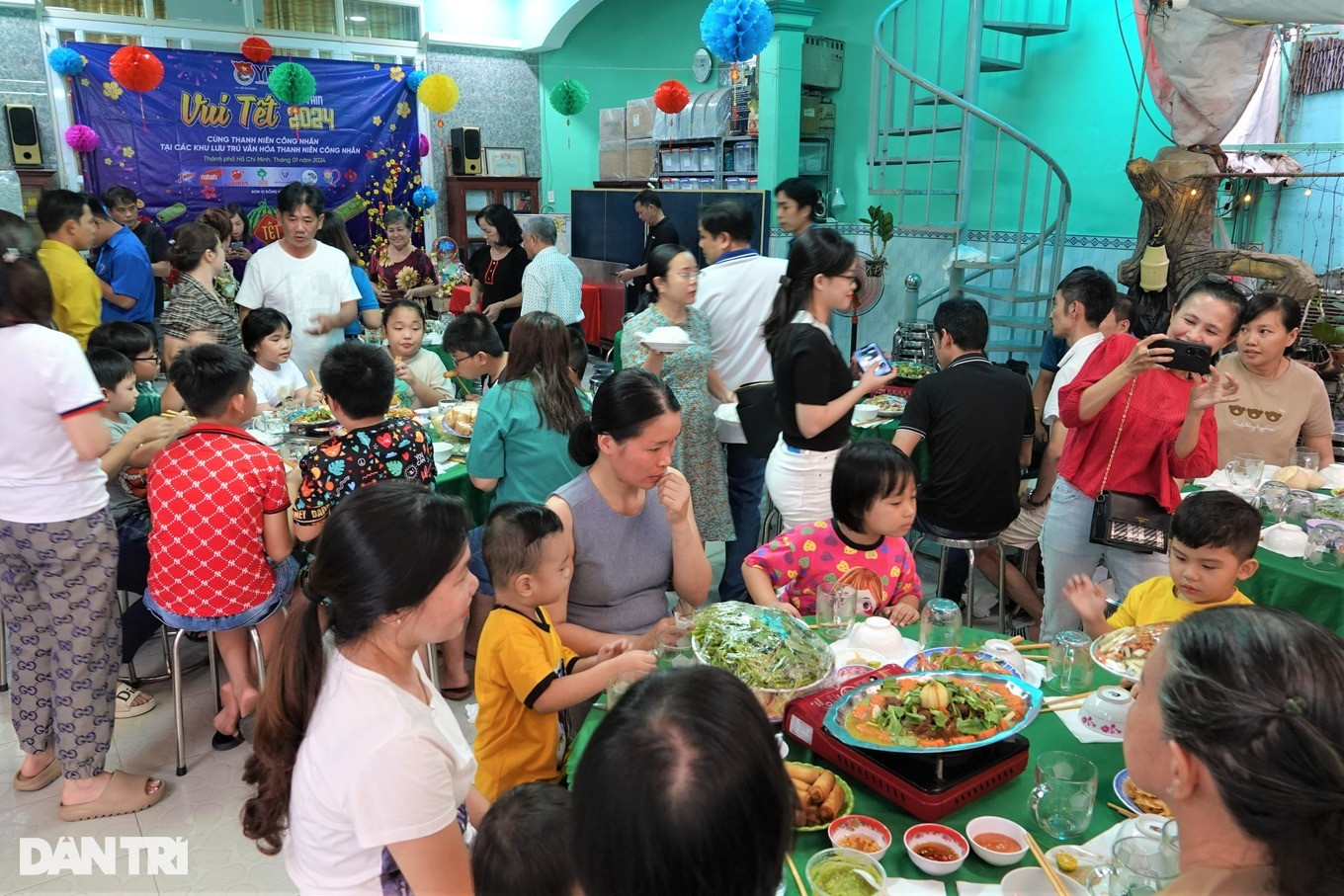 Buổi tiệc tất niên được tổ chức tối 21/1, gần sát rằm tháng Chạp (Ảnh: Nguyễn Vy).