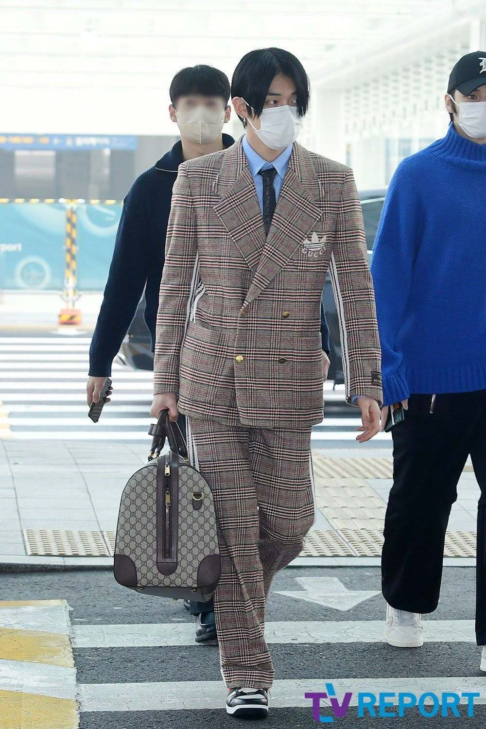 Tương tự Felix, Yeonjun (TXT) mặc nguyên cây hàng hiệu để chứng tỏ đẳng cấp tại sân bay. Tuy nhiên, set đồ Gucci lại bị các phóng viên đánh giá là nhạt nhẽo. Tương tự Felix, Yeonjun (TXT) mặc nguyên cây hàng hiệu để chứng tỏ đẳng cấp tại sân bay. Tuy nhiên, set đồ Gucci lại bị các phóng viên đánh giá là nhạt nhẽo.