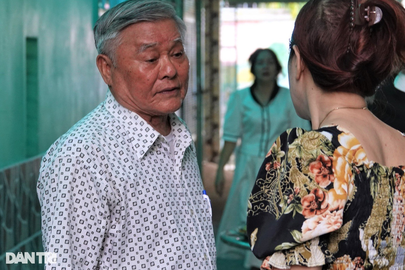 Tuổi đã cao, ông Hương vẫn cùng các công nhân ở khu trọ chuẩn bị đồ ăn, phần quà chung vui dịp Tết (Ảnh: Nguyễn Vy).