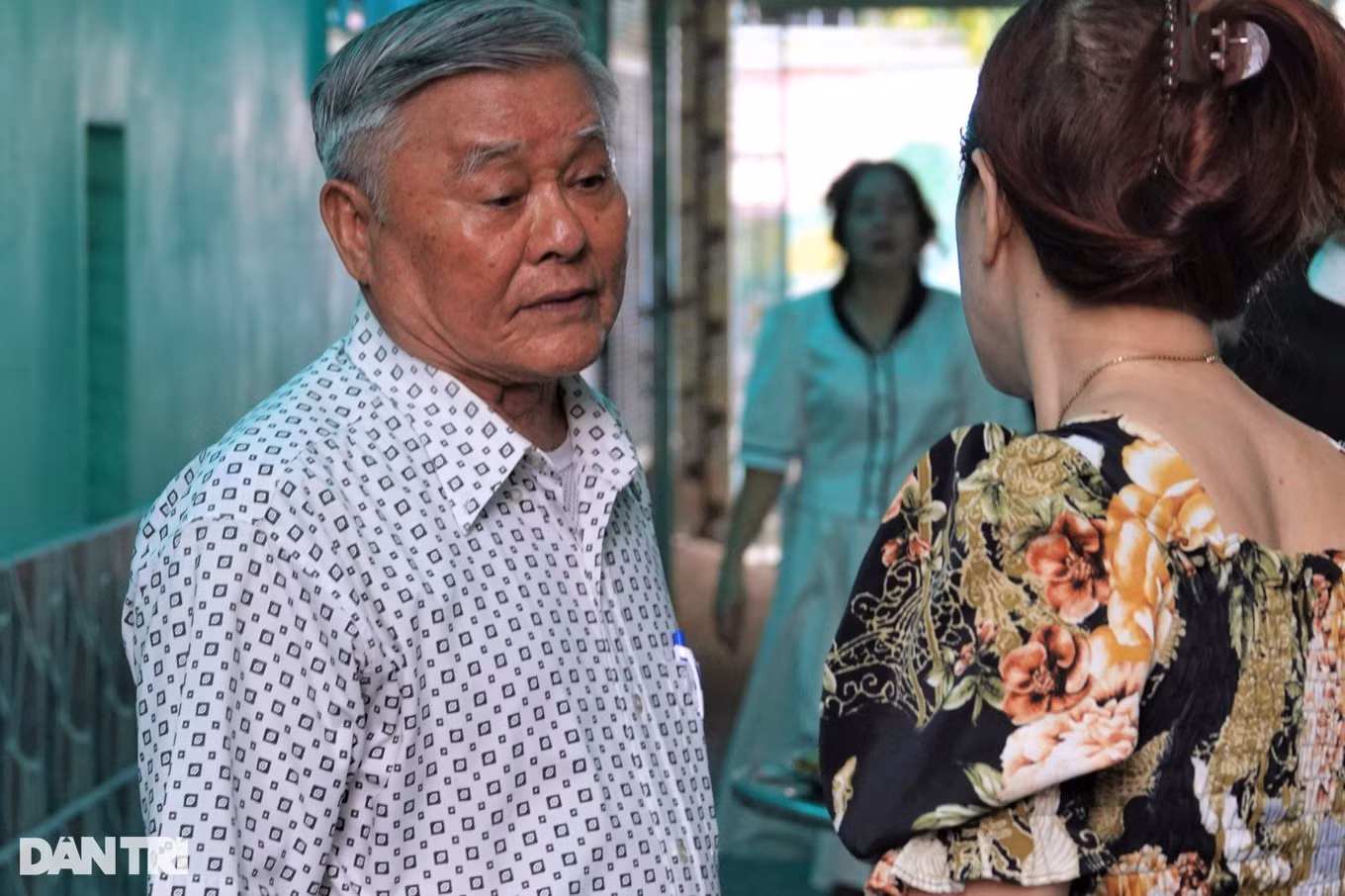 Tuổi đã cao, ông Hương vẫn cùng các công nhân ở khu trọ chuẩn bị đồ ăn, phần quà chung vui dịp Tết (Ảnh: Nguyễn Vy).