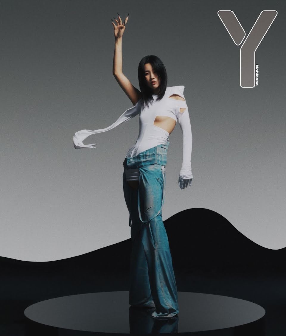 Soyeon [(G)I-DLE] đầy mạnh mẽ và cá tính trên tạp chí thời trang chinh phục được nhiều khán giả khó tính. Cô nhận được 227 phiếu bầu, cũng chiếm 7%, đứng thứ 6 trong danh sách.