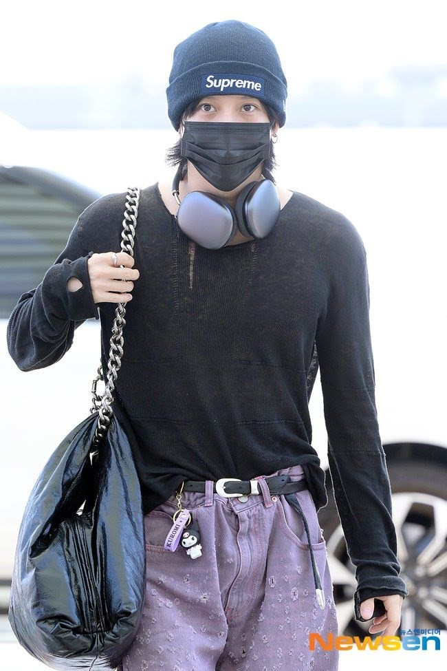 Nhà báo Kang Nae Ri than phiền không thể chấp nhận được nhìn ảnh đó của nam thần tượng. “Chiếc quần màu tím có nhiều lỗ thủng khiến người ta nghĩ anh ấy muốn người nhìn mắc trypophobia (hội chứng sợ lỗ)”, cô nói đùa. Nhà báo Kang Nae Ri than phiền không thể chấp nhận được nhìn ảnh đó của nam thần tượng. “Chiếc quần màu tím có nhiều lỗ thủng khiến người ta nghĩ anh ấy muốn người nhìn mắc trypophobia (hội chứng sợ lỗ)”, cô nói đùa.