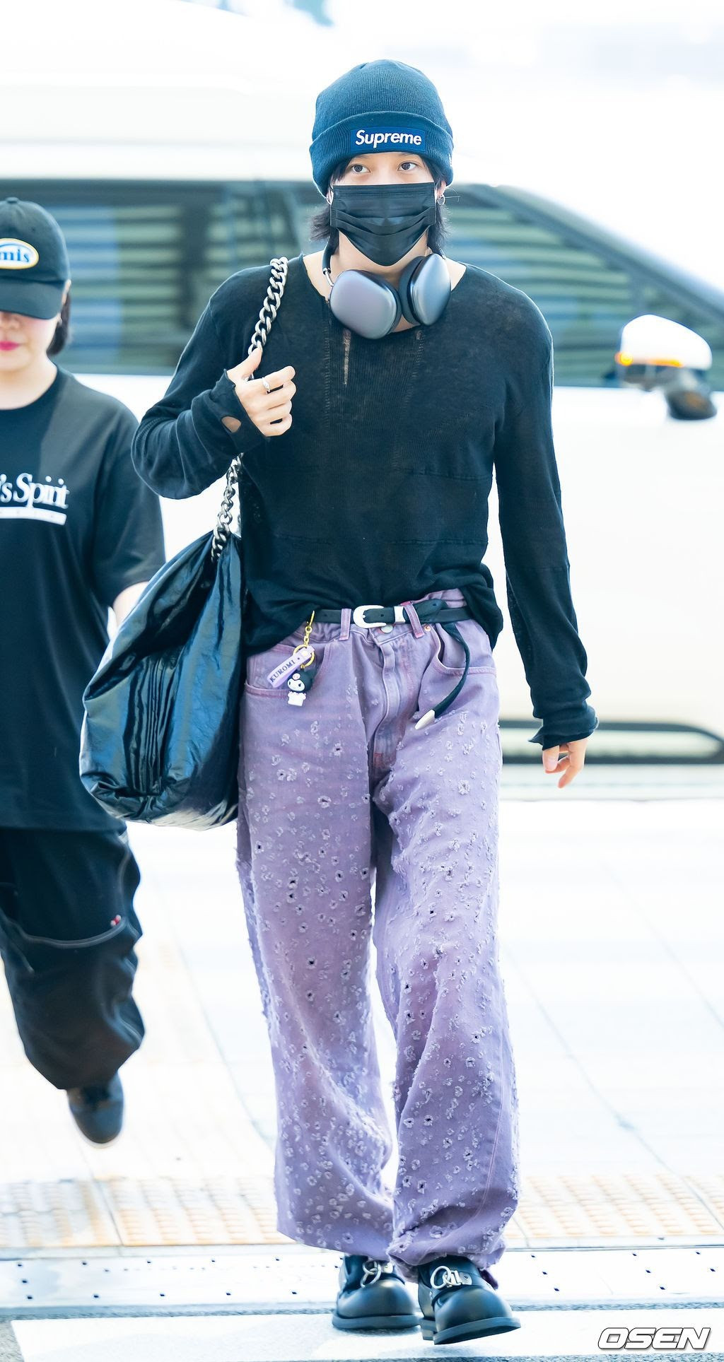 Dù sở hữu vẻ ngoài ưa nhìn, Taemin (SHINee) cũng không khiến giới báo chí đánh giá cao khi kết hợp áo len đen cổ tròn rách với quần suông tím thủng lỗ. Dù sở hữu vẻ ngoài ưa nhìn, Taemin (SHINee) cũng không khiến giới báo chí đánh giá cao khi kết hợp áo len đen cổ tròn rách với quần suông tím thủng lỗ.