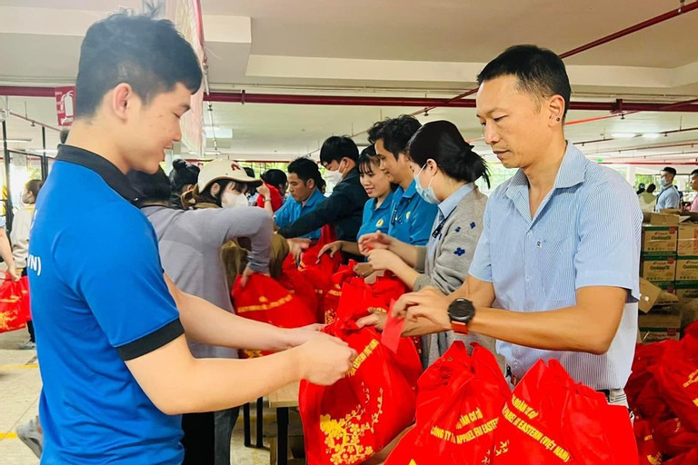 Công đoàn Công ty TNHH New Apparel Far Eastern (Việt Nam) tặng quà cho công nhân dịp cuối năm