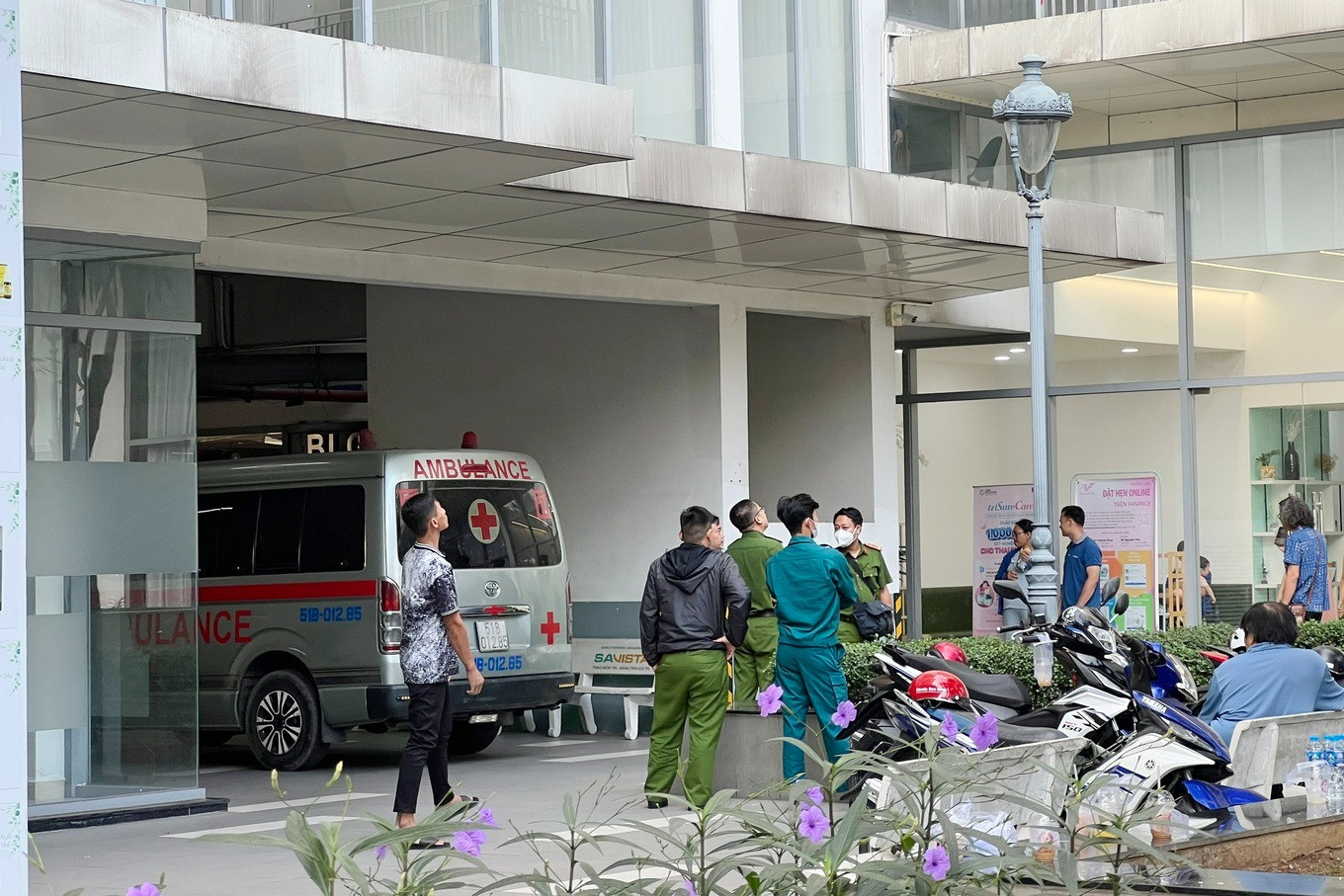 Lực lượng chức năng đến khám nghiệm hiện trường. Ảnh: DT. Lực lượng chức năng đến khám nghiệm hiện trường. Ảnh: DT.