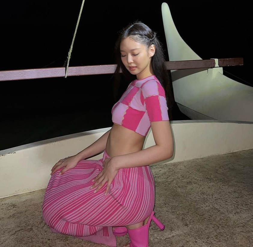 Theo Koreaboo, Jennie (BlackPink) là cái tên có công lớn trong việc phổ biến xu hướng thời trang hở chân ngực trong Kpop. Trang phục mặc lên người nữ thần tượng 28 tuổi mang đến vẻ gợi cảm và kiêu kỳ. Với 16% phiếu bầu (533 phiếu bầu), cô giành được vị trí thứ 2 trong danh sách.