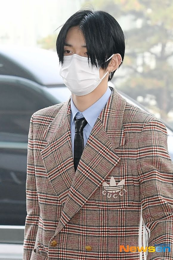 Họ cho rằng việc kết hợp quần áo và túi chi chít họa tiết mang đến cảm giác chóng mặt cho người nhìn. Dù ngoại hình của Yeonjun luôn được đánh giá cao, bộ đồ trông quá nghiêm túc và có phần già dặn. Họ cho rằng việc kết hợp quần áo và túi chi chít họa tiết mang đến cảm giác chóng mặt cho người nhìn. Dù ngoại hình của Yeonjun luôn được đánh giá cao, bộ đồ trông quá nghiêm túc và có phần già dặn.