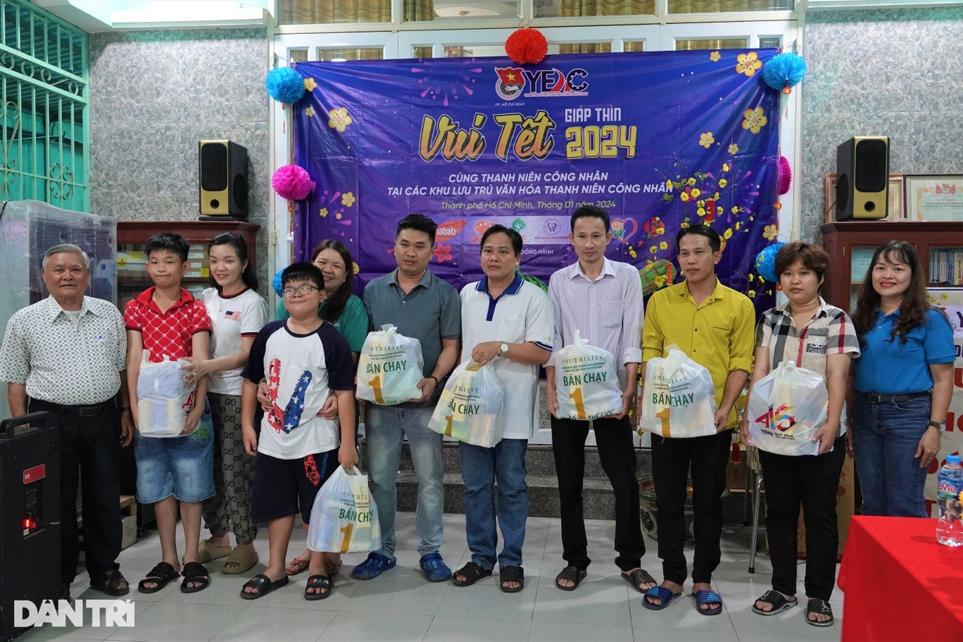 Ông Hương cùng bà Nguyễn Thị Hồng Sen, Phó Chủ tịch thường trực Liên đoàn lao động quận 7, trao quà tặng người lao động ở khu trọ (Ảnh: Nguyễn Vy).